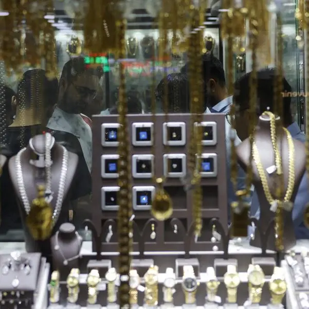 Gold heads for weekly dip, platinum hits highest in more than a decade